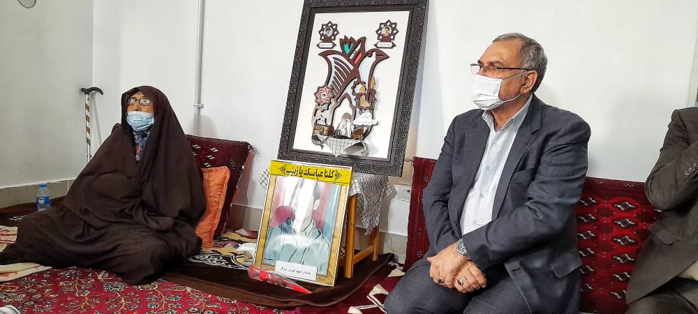 دیدار وزیر بهداشت با خانواده شهید "برزگر" در راز و جرگلان