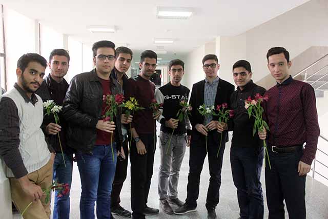 دانشجویان دانشگاه علوم پزشکی خراسان شمالی ؛ روز دانشجو را با استقبال معاون محترم فرهنگی و دانشجویی و اهدای شاخه گل از سوی این معاونت آغاز کردند+گزارش تصویری