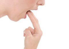 در مسمومیت های از راه دهان، مسموم را وادار به استفراغ نکنید