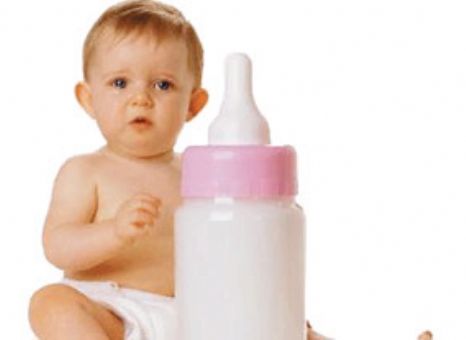 ضرورت پرهیز از خوراندن شیر خشک به نوزاد به دلیل شقاق سینه مادر