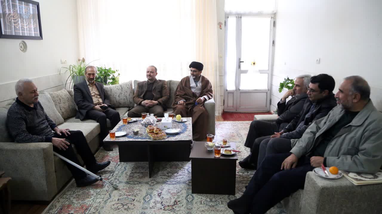 همزمان با هفته بسیج ! دیدار رئیس دانشگاه  ومسئول نهاد نمایندگی مقام معظم رهیری با خانواده شهید "شمسایی"
