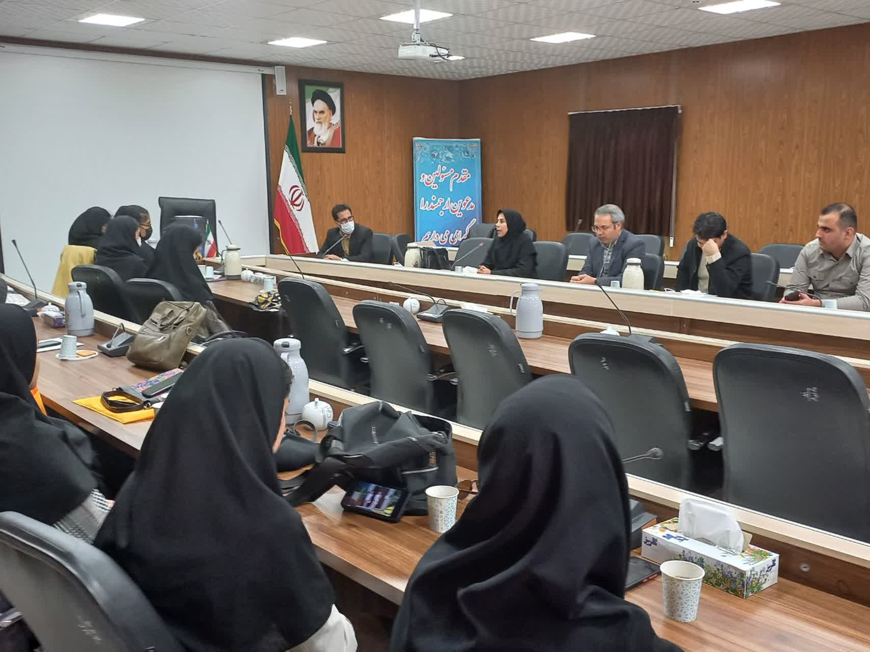 برگزاری جلسه سرپرست دوره های کارآموزی با دانشجویان همراه با حضور مسئولین دانشکده و مرکز بهداشت شهرستان