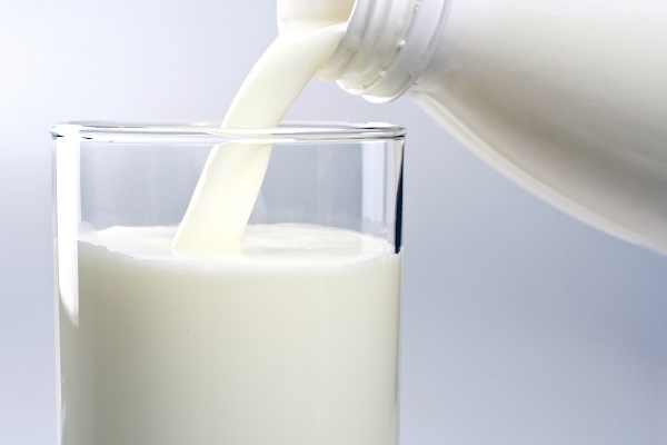 شیر پاستوریزه غنی شده با ویتامین دی و کلسیم مصرف کنید