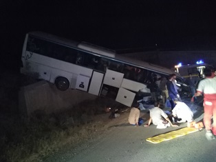 اتوبوس گنبد به مشهد در دوراهی بیگان شیروان واژگون شد