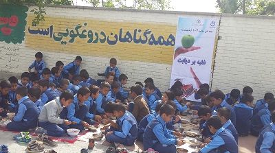 توزیع صبحانه سالم ( عدسی )  در مدرسه راهنمایی پسرانه شهید جوادی